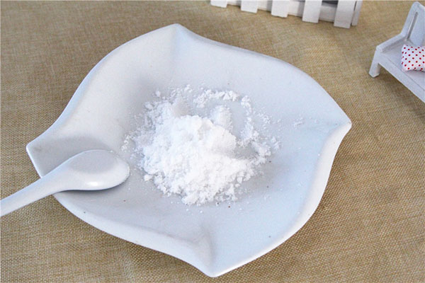 市面上有很多的加碘盐，适度吃一点能够帮助预防甲状腺肿大和甲减