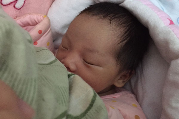 婴儿在出生之后，因为大脑还没有完全的发育，所以还无法很好的控制自己的行为
