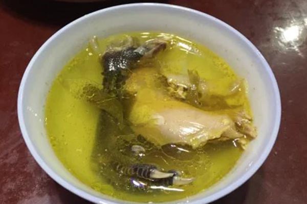 鸡肉是一种大补的食物，通常人们在生病之后，恢复期间都会用老母鸡熬成鸡汤喝