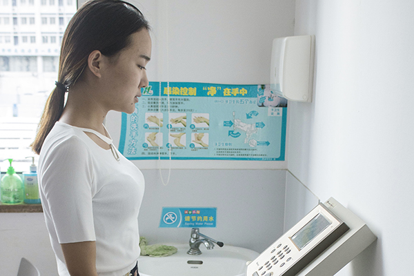 在备孕前男女双方，去做孕前检查，可以更好的怀孕，生出健康的宝宝
