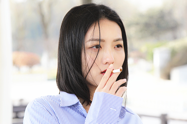 在备孕的时候就需要改掉很多的坏习惯，比如说抽烟喝酒等