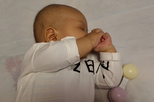 因为孩子的肠胃还没有发育完全，如果强行使用止泻药也可能会对孩子的肠胃造成一定的损伤