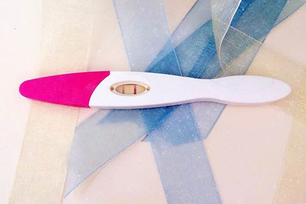 女性检查自己是否怀孕，都是用验孕棒测试尿液看hcg浓度