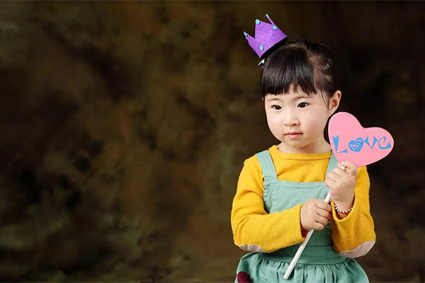 因为许多小孩都不注意口腔卫生，这样就容易导致牙齿发黄