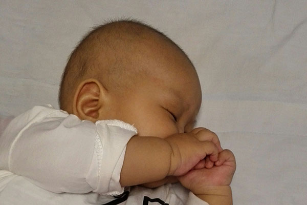 一般母乳喂养的宝宝，拉的大便是金黄色