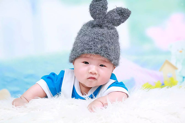 排便是人们正常的生理现象，新生儿也不例外