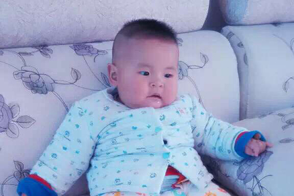 宝宝出生后，家长需要注意检查，宝宝是否是斜视