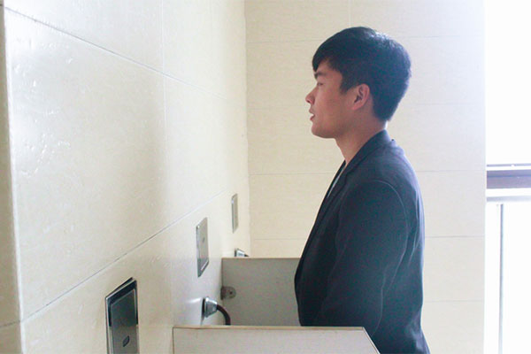 排尿对身体非常的重要，是人体排毒的一种方式