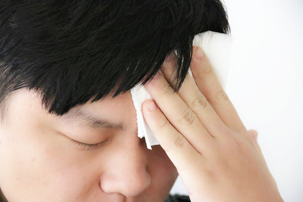 人在感冒的时候体温升高，也会感觉很热，身体为了散热就会出很多汗