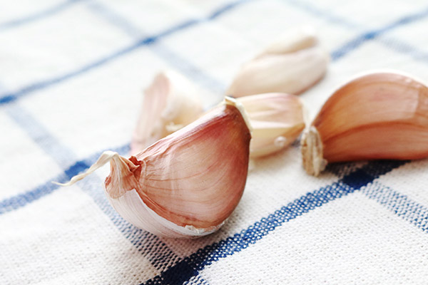 拉肚子的时候,吃大蒜可以起到止泻的作用 拉肚子的时候,吃大蒜可以起到止泻的作用
