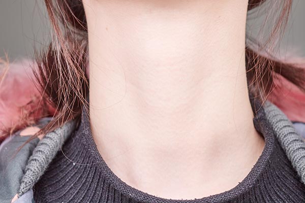 生活中我们经常会见到过因为气管内有异物导致人短时间内窒息致死的情况