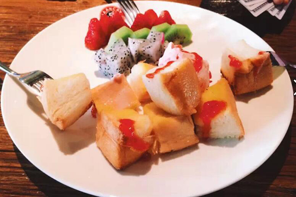 吃了甜食之后会长痘痘，主要是因为甜食会刺激到女性身体内的激素的分泌
