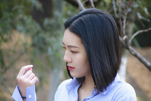 随着年龄的衰老，长出白头发是很正常的事情