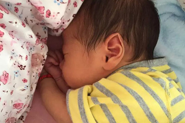 新生儿肠胃功能没有发育完全，吃奶后消化不良