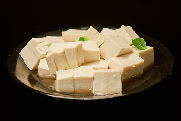 豆腐中的钙质多，菠菜中的草酸高，两者一结合，在身体中出现沉淀，就出现结石了