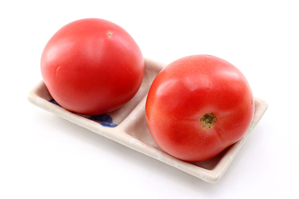 西红柿里面的维C会把螃蟹中的有机砷，转化成有毒的无机砷，把低毒的五价砷还原成高毒的三价砷