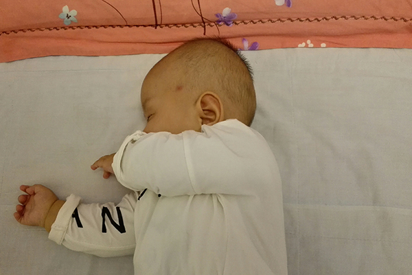 一些宝宝一咳嗽就吐奶，虽然这种情况很常见，但是也可能是疾病引起的，所以一定要引起重视