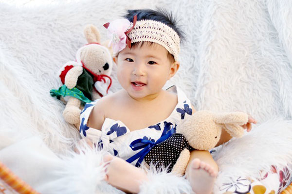 宝宝长到5个月就渐渐会做许多动作了，比如能够用两个胳膊撑起上半身，能够翻身