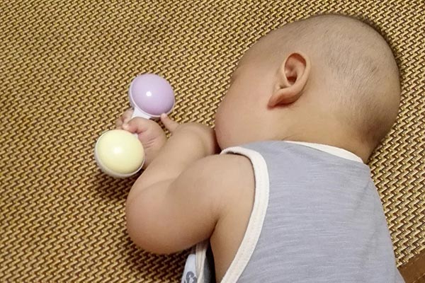 正常情况下，不管宝宝吃母乳还是牛奶，拉出的大便颜色是金黄色和黄色