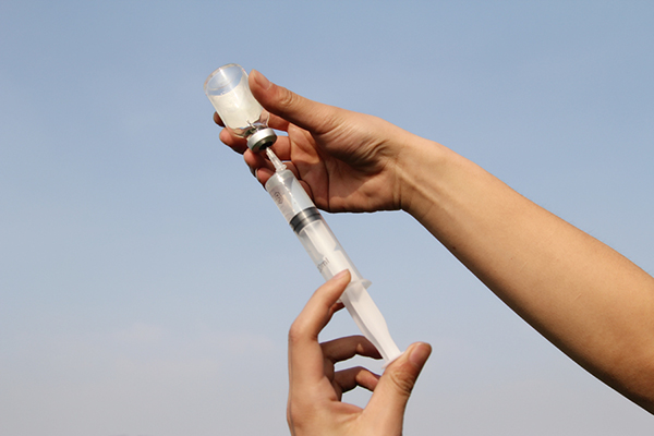 宝宝生下来之后，需要定期打疫苗来预防一些疾病