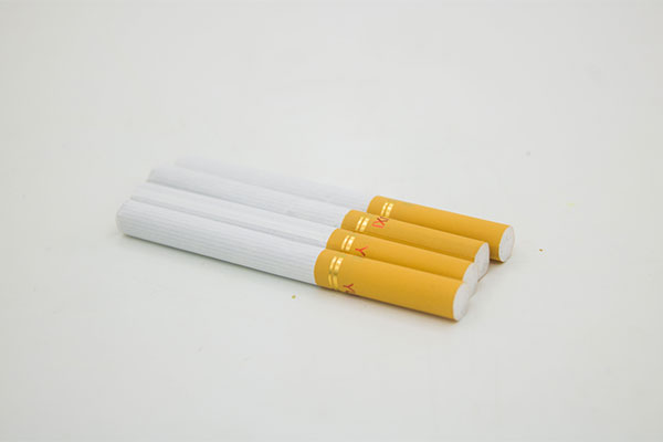 烟草是一种孕妇要远离的物质，不但不能吸烟，也要远离吸烟的人，避免吸入烟雾对身体造成伤害
