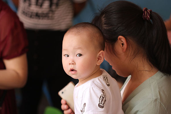 宝宝的身体免疫力一方面是通过妈妈们的悉心照顾建立起来的，还有一部分是因为打疫苗而建立的