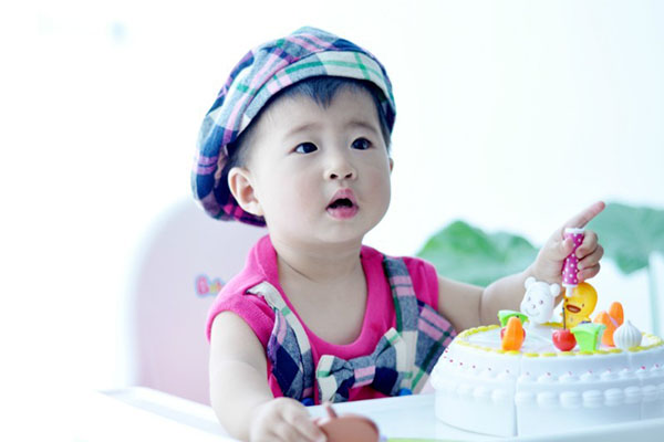 2岁的宝宝在出现拉肚子的情况时，家长需要根据宝宝身体情况，决定治疗方式