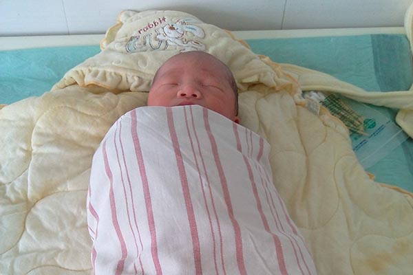 新生儿出生后，频繁的伸懒腰，代表很多意思，家长需要了解清楚