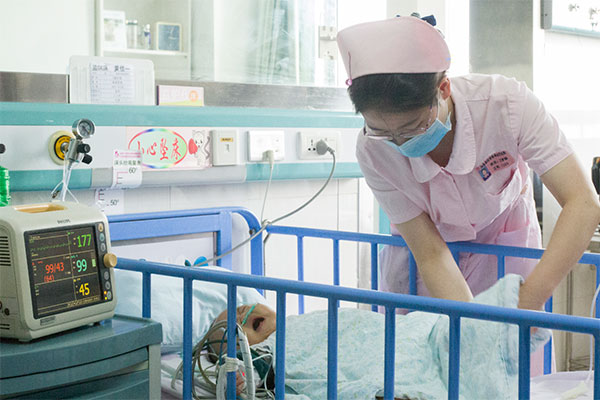 在新生儿出生之后，因为新生儿身体比较虚弱，免疫力较低，容易出现问题