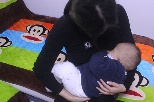 女性在生产之后，一般乳房部位就会产生奶水，这样就可以对宝宝进行母乳喂养