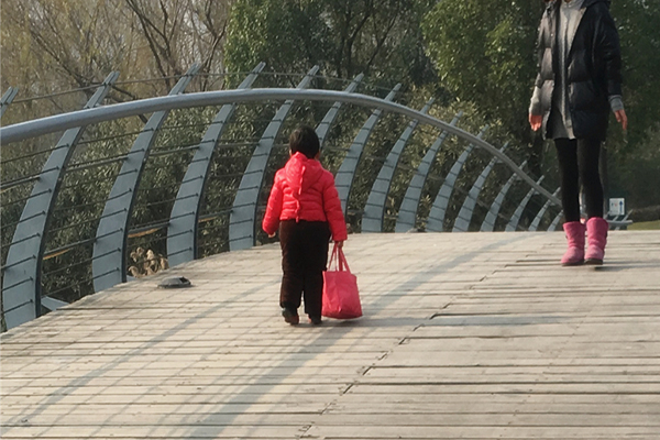 孩子的走路的姿势在生长发育的过程中也会出现问题，生活中很多的家长就会发现自己的孩子走路的时候脚总是会往里歪