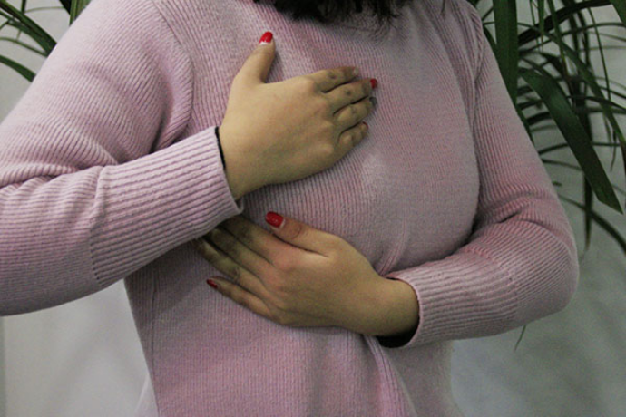 女性在经过剖腹产后，一般不建议抱孩子喂奶