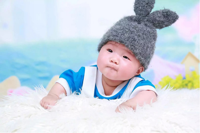 孩子吐奶，家长可以改变孩子喂奶的方式