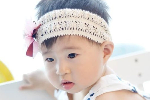 小孩子在白天的时候，家长经常和孩子互动，增加孩子的运动量