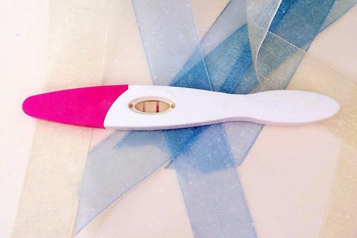 女性如果是怀孕了，那么验孕棒的结果就会是两条红的