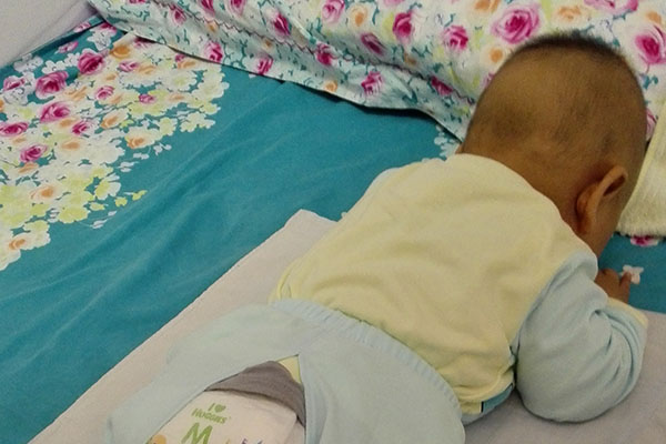 宝宝排出的大便是绿色的，妈妈每次喂养母乳的时候，注意少量多次喂养