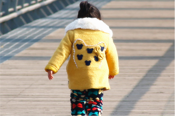 心智不成熟的儿童往往会有这些表现，比如反应迟钝、说话时间晚、咬字不清晰等