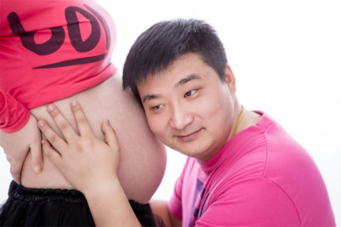 正常情况下，女性在怀孕十六到二十周的时候，这时候胎儿就会开始动起来
