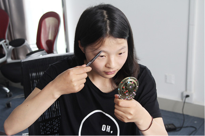 怀孕之后，眉毛是可以修理的，但是像纹眉、画眉等不宜做