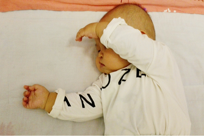 小宝宝的身体新陈代谢比较快，而这也导致了宝宝的代谢形成的分泌物也会比较多