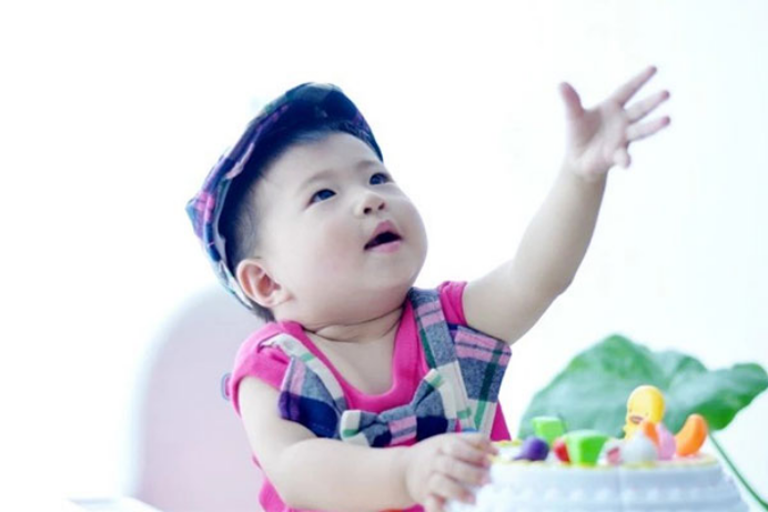 宝宝在出现流鼻涕的情况之后，首先就可以用热敷的方法