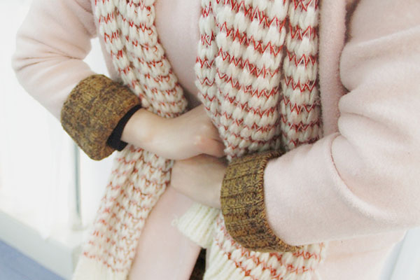 女性在排卵后6天，卵子和精子形成受精卵，也在子宫内着床，体内激素水平异常增高，女性胸部会发现有点胀痛