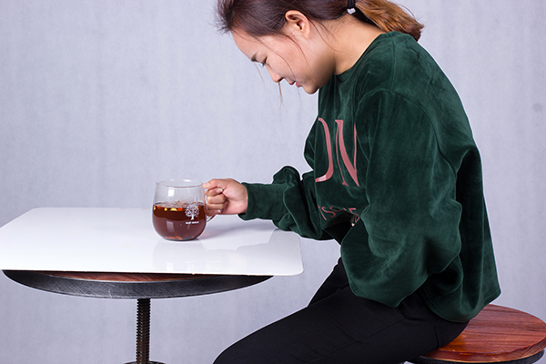 女性步入青春期的时候，卵巢功能发育完善，就会开始分泌白带。