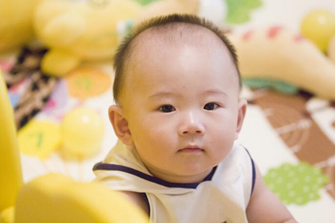 小孩频繁眨眼