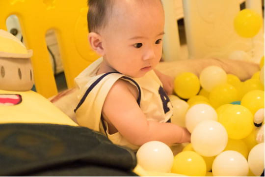小孩儿的身体免疫力比较低，如果出现了感冒发烧等的症状时，就会导致出现头晕的情况