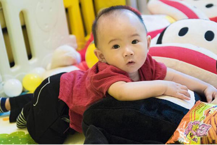首先宝宝在受凉拉肚子之后肠胃部位是比较脆弱的，这个时候建议家长们在饮食上进行调节，给宝宝吃一些米糊或者是米汤等，能够帮助养护肠胃。
