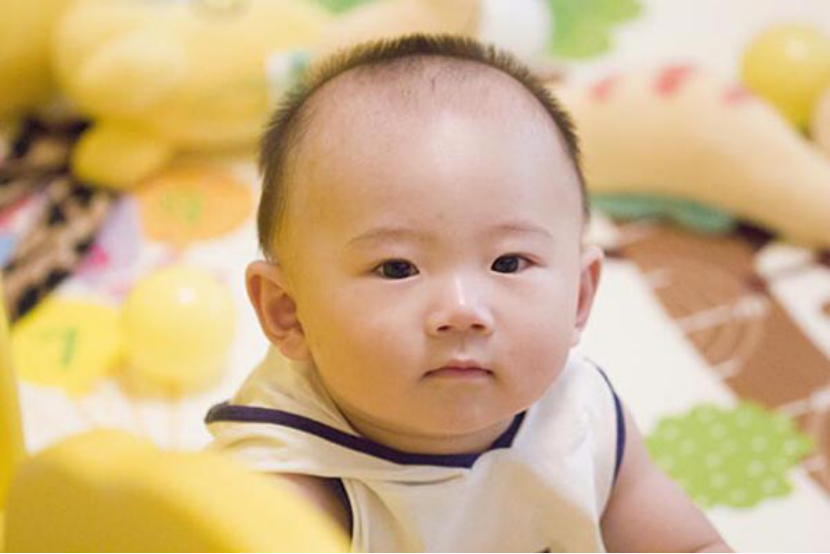 小孩子鼻塞大多是因为气候冷热交替之后刺激到了鼻腔粘膜，使得孩子出现了鼻塞的问题。