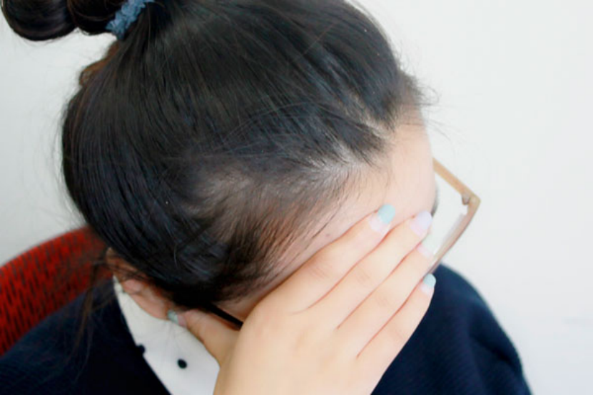 首先，女性可以多吃一些补充雌性激素的食物，比如大豆、豆腐、黑豆、洋葱、雪蛤、香椿等。