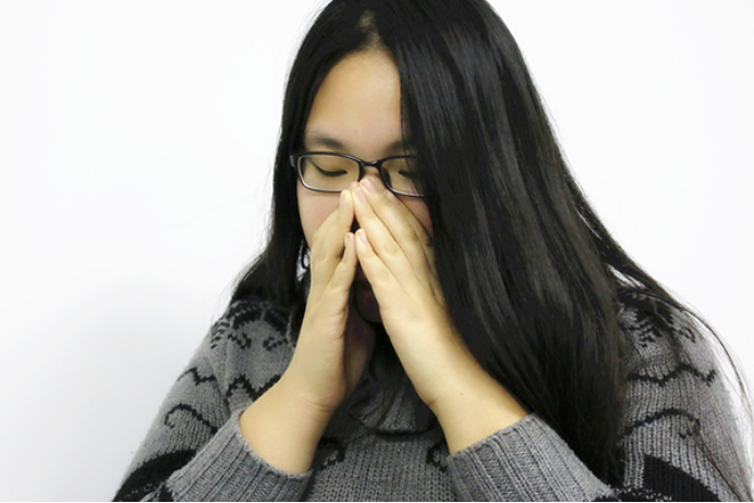 干咳时避免接触刺激性物质再吃消炎抗感染的药物