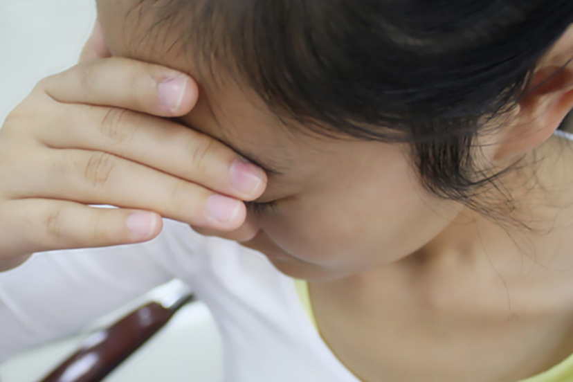 身体受凉后体温会升高，但不会超过38度，上呼吸道感染引起的发烧，体温会持续升高，超过38度。